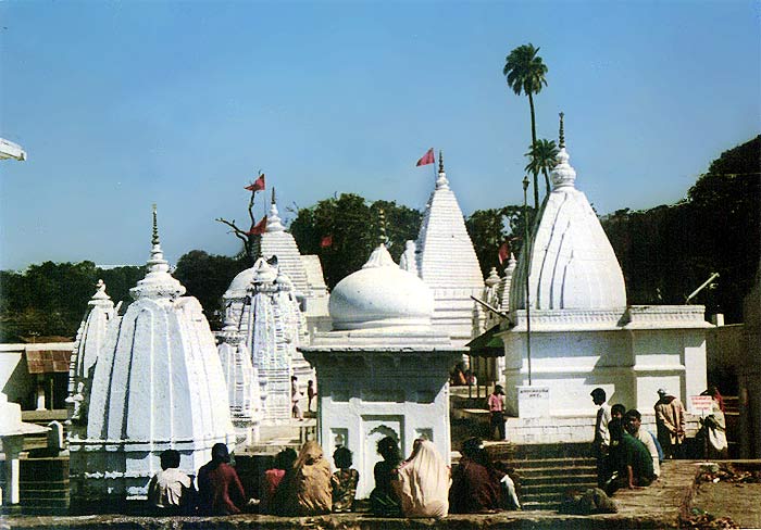 Tempelanlage der Narmada- Quelle. Durch diese Tempel geht der Pfad, auf dem man Gut und Schlecht verstehen lernt.